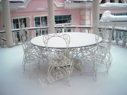 Кованый стол и стулья белого цвета