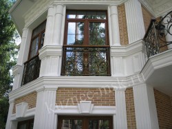 Балкон кованый в загородном доме