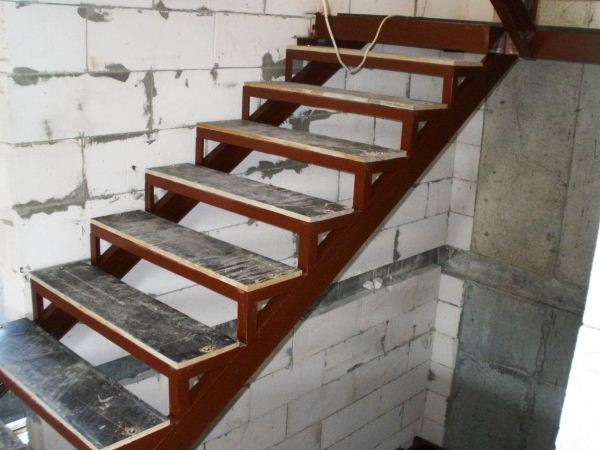 Отделка металлической лестницы деревом в Краснодаре